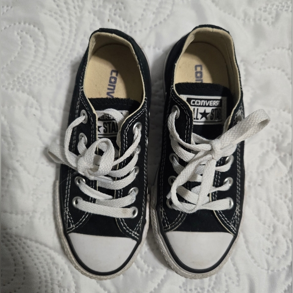 Kids size 11 Converse Allstar low tops - Picture 2 of 6